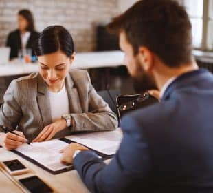 Contrats de travail : ce que tout salarié doit savoir sur ses droits et devoirs